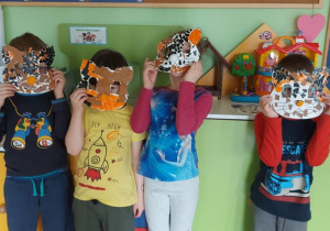 Dzieci prezentują swoje maski.